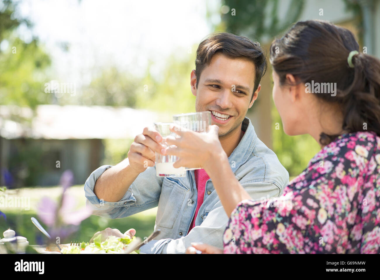 Giovane godendo di pasto insieme all'aperto Foto Stock