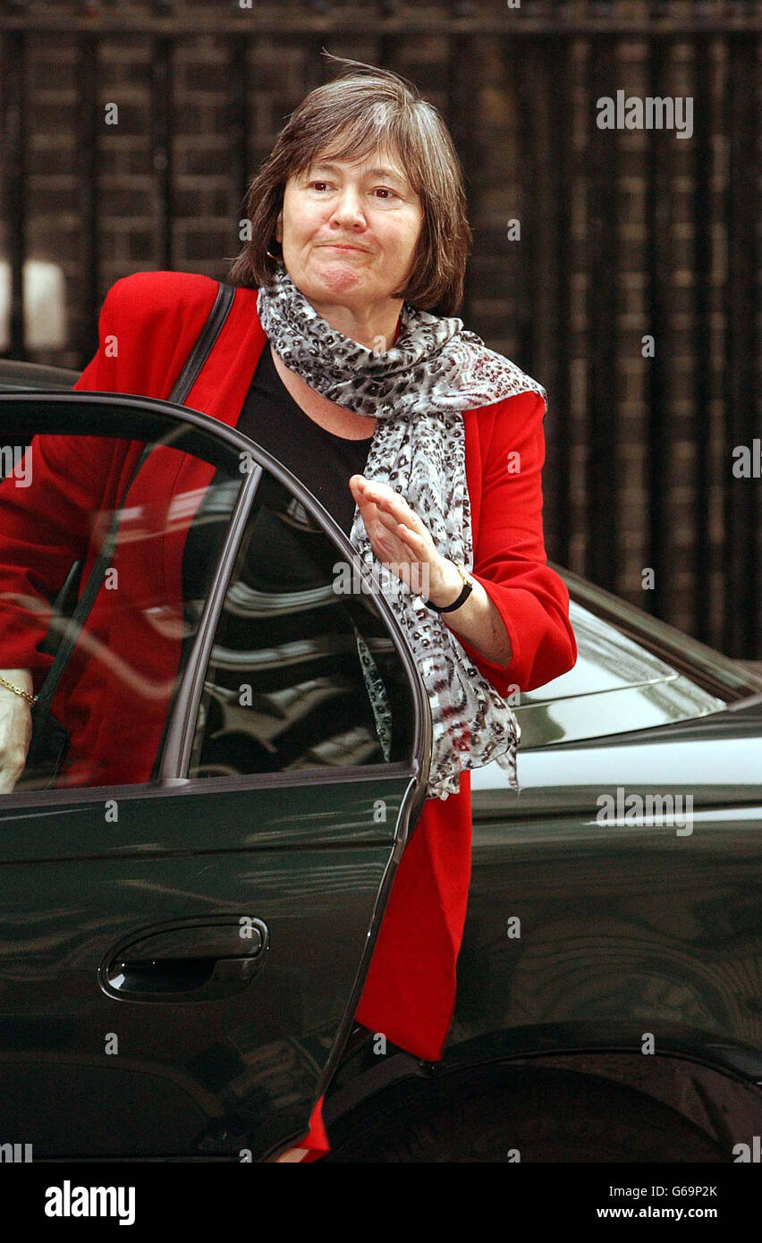 il Segretario Internazionale per lo sviluppo clare Short arriva per un incontro del Gabinetto di Guerra al 10 di Downing Street. Foto Stock