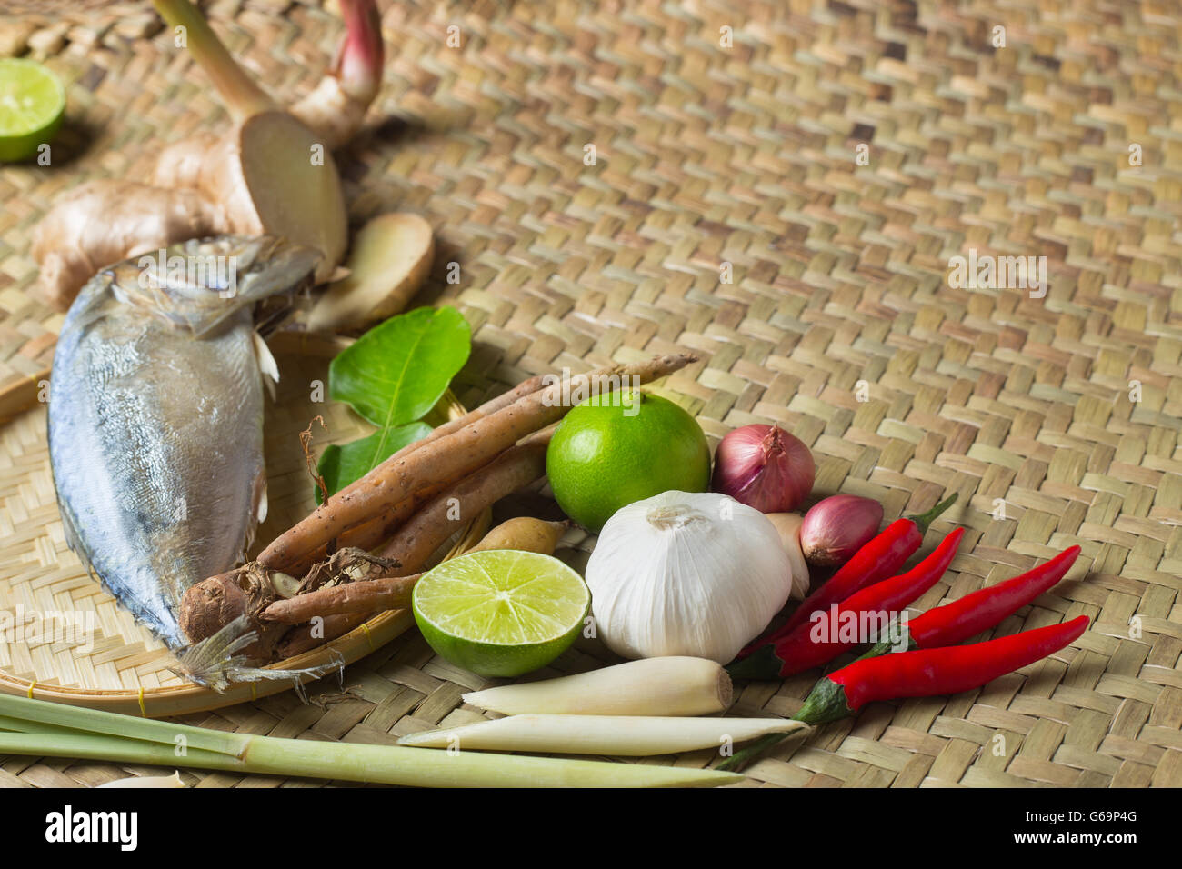 Cibo tailandese ingrediente di Tom Yum zuppa piccante con sgombro al vapore pesce sulla texture in legno Foto Stock