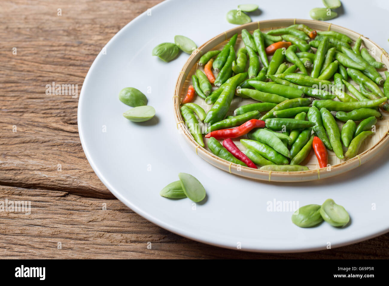 Poco peperoncino tailandese e piccante Parkia speciosa sator bean Basketry sulla piastra bianca ingrediente per il cibo tailandese cucina Foto Stock