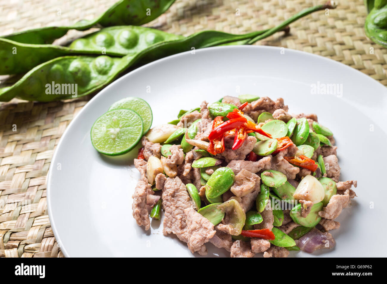 Il cibo thai Pad Sa tor Ka pi Moo (sparato Parkia speciosa fagioli con pasta di gamberetti e carne di maiale) pasto tradizionale dal sud della Thailandia Foto Stock