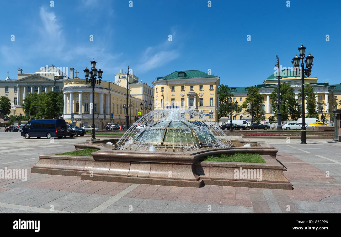 Fontana al Manezhnaya Square, una vista dell'Università Statale di Mosca chiamato dopo Lomonossov Foto Stock