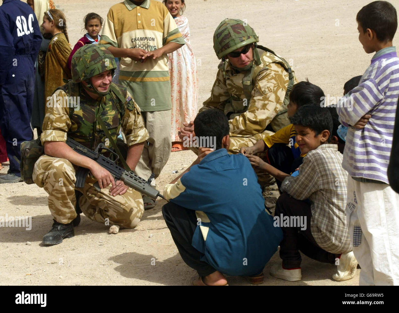 Il capitano dai Jones (a sinistra) del reggimento del Lancashire della Regina e il caporale Mark Pearsall del 16 Air Assault Brigade, incontrano la gente del posto nella città di Romala nel sud dell'Iraq. 15/08/03 : il Capt. Jones, 29, del 1° Reggimento del Lancashire della Regina, è morto ieri quando l'ambulanza in cui stava viaggiando è stata presa di mira in un attacco di bomba vicino a Basra, nel sud dell'Iraq. Foto Stock