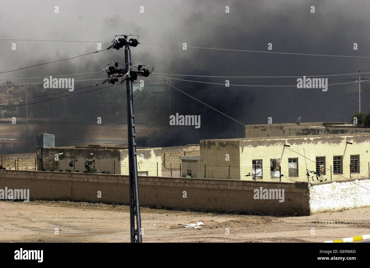 Milizia Headquaters al fuoco dopo un attacco da parte dei carri armati Challenger ad Az Zubaya vicino Basra. La lotta per la costruzione è ora l'approccio tattico che si sta facendo. Milizia e seperatisti di Ba'ath da qui stavano sferrando attacchi di guerriglia contro le truppe britanniche. Foto Stock