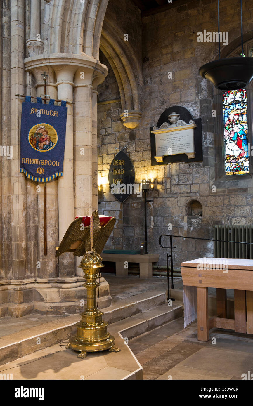 Regno Unito, County Durham, Hartlepool Headland, St Hilda's church, interno, leggio e piscina Foto Stock