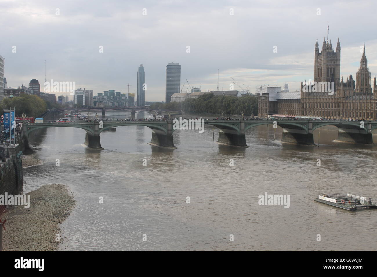 Londra, il fiume Tamigi e il turista, la città capitale, Regno Unito, Gran Bretagna, un punto di riferimento Foto Stock