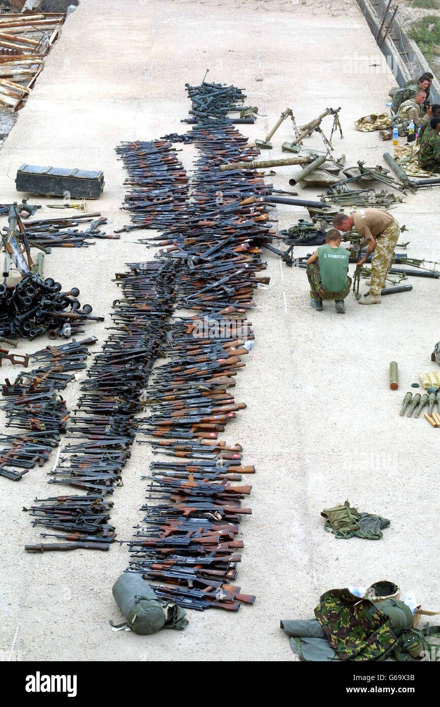 Una cache di armi e munizioni rinvenute dai ratti del deserto all'Accademia Navale a nord di Basra. Foto Stock