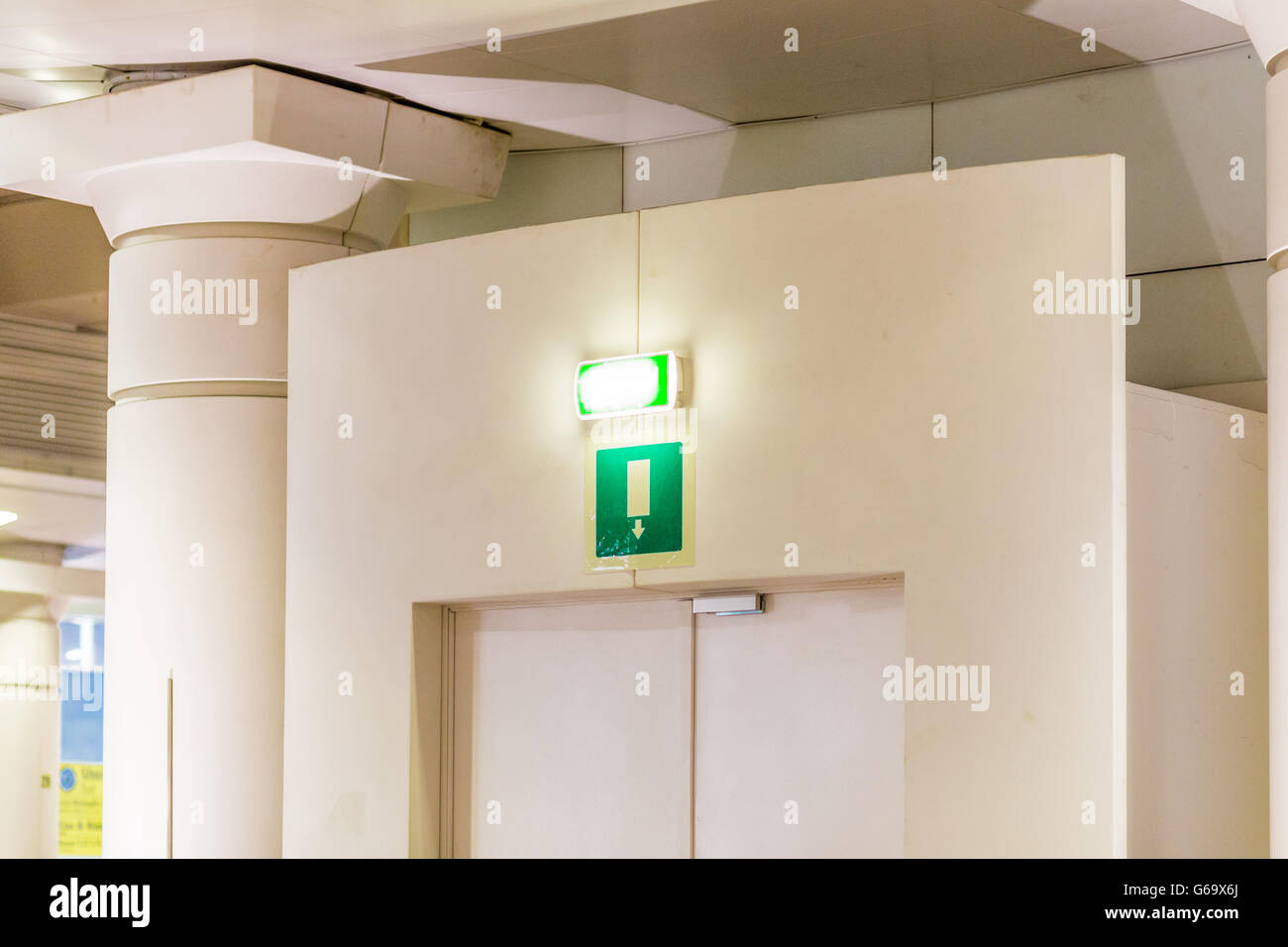 Segno verde che indica l'uscita di emergenza Foto Stock