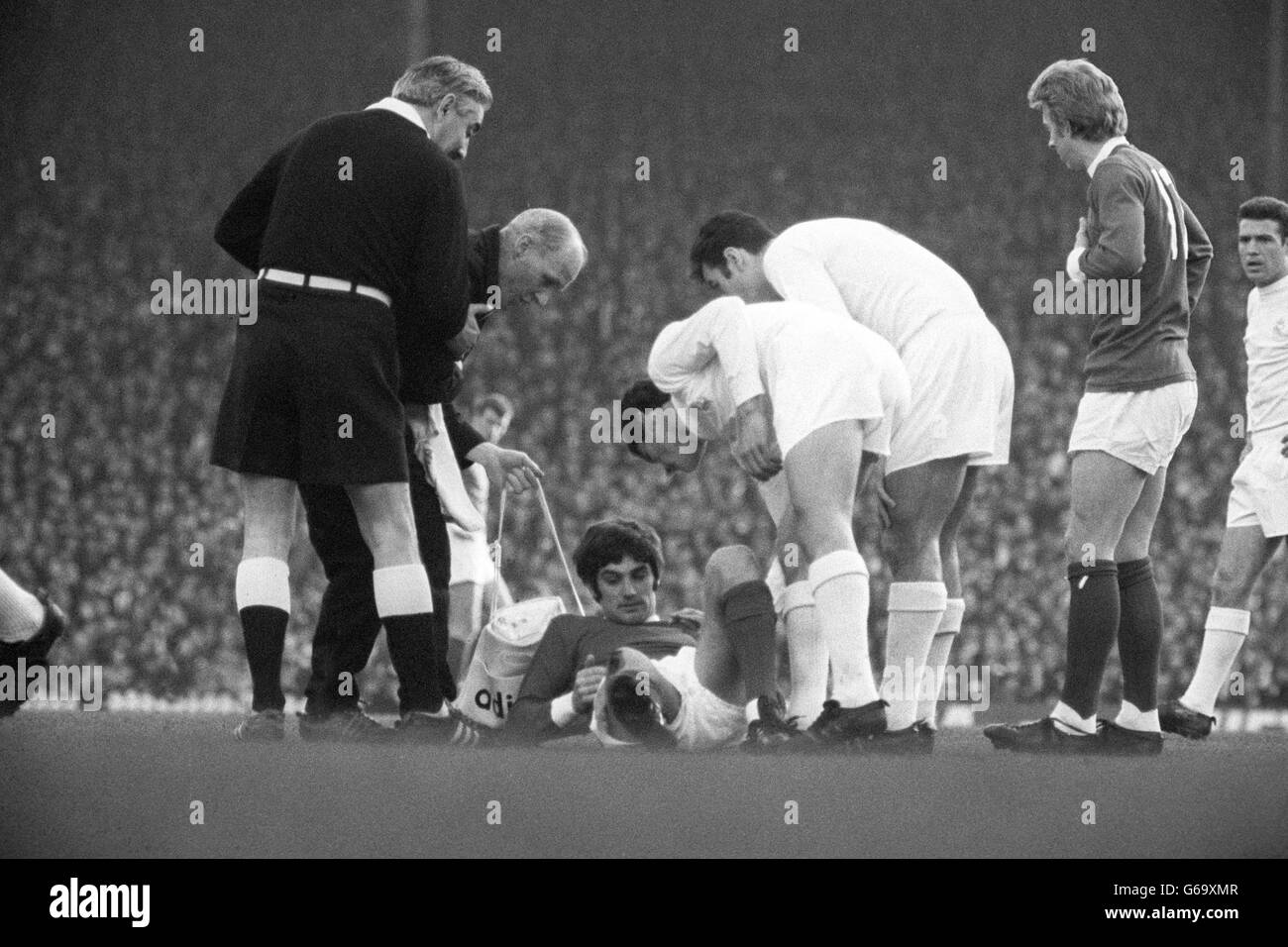 George Best riceve un trattamento durante le partite della European Cup di Manchester United contro il Real Madrid a Old Trafford. Foto Stock