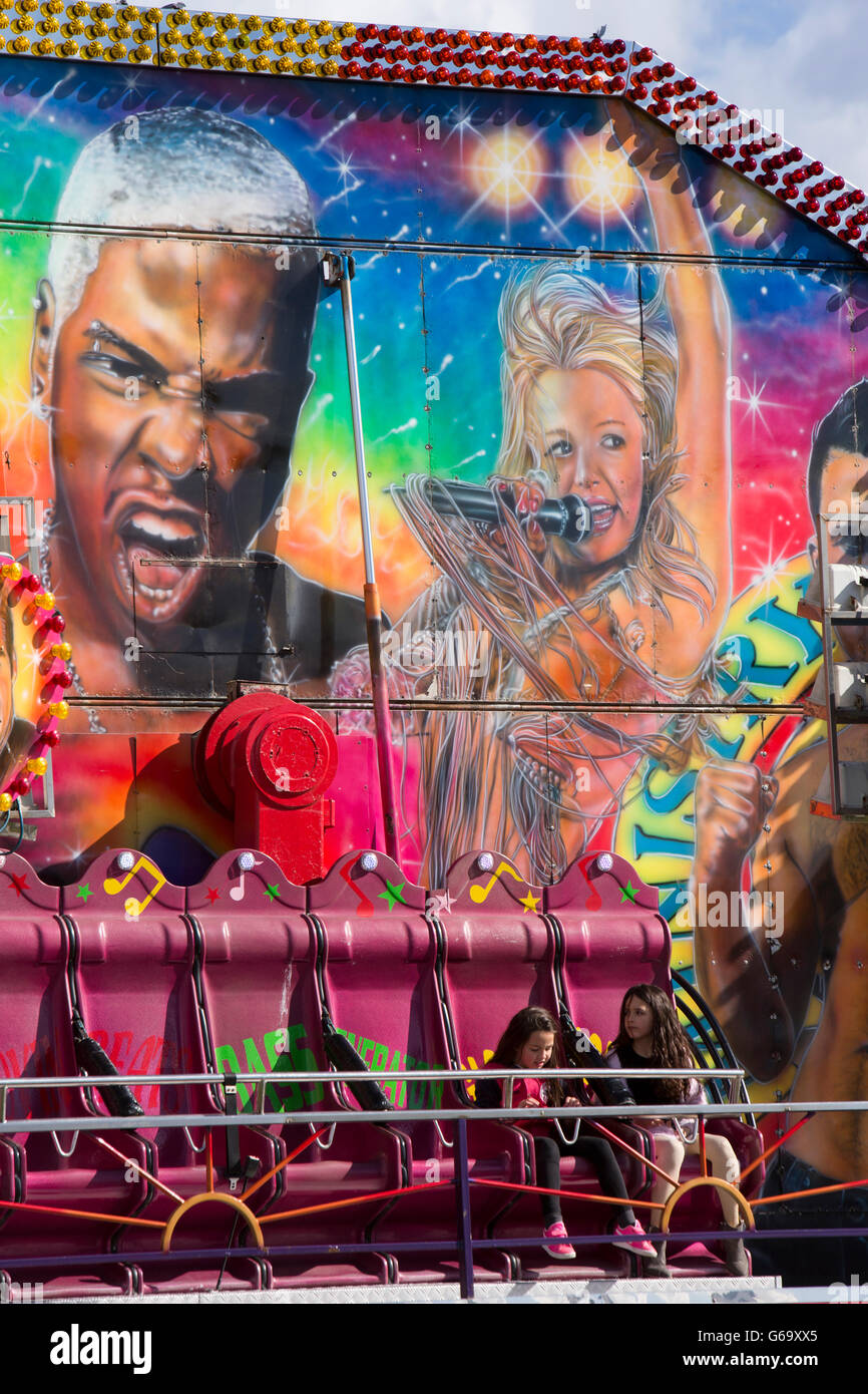 Regno Unito, County Durham, Hartlepool, Seaton Carew, seafront amusements, ragazze su allegramente dipinti ride Foto Stock