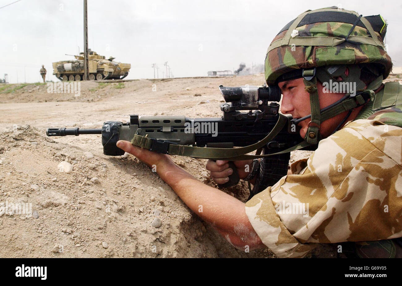 Le guardie irlandesi pattugliano le strade di Basra. Le guardie irlandesi pattugliano le strade di Basra. Foto Stock