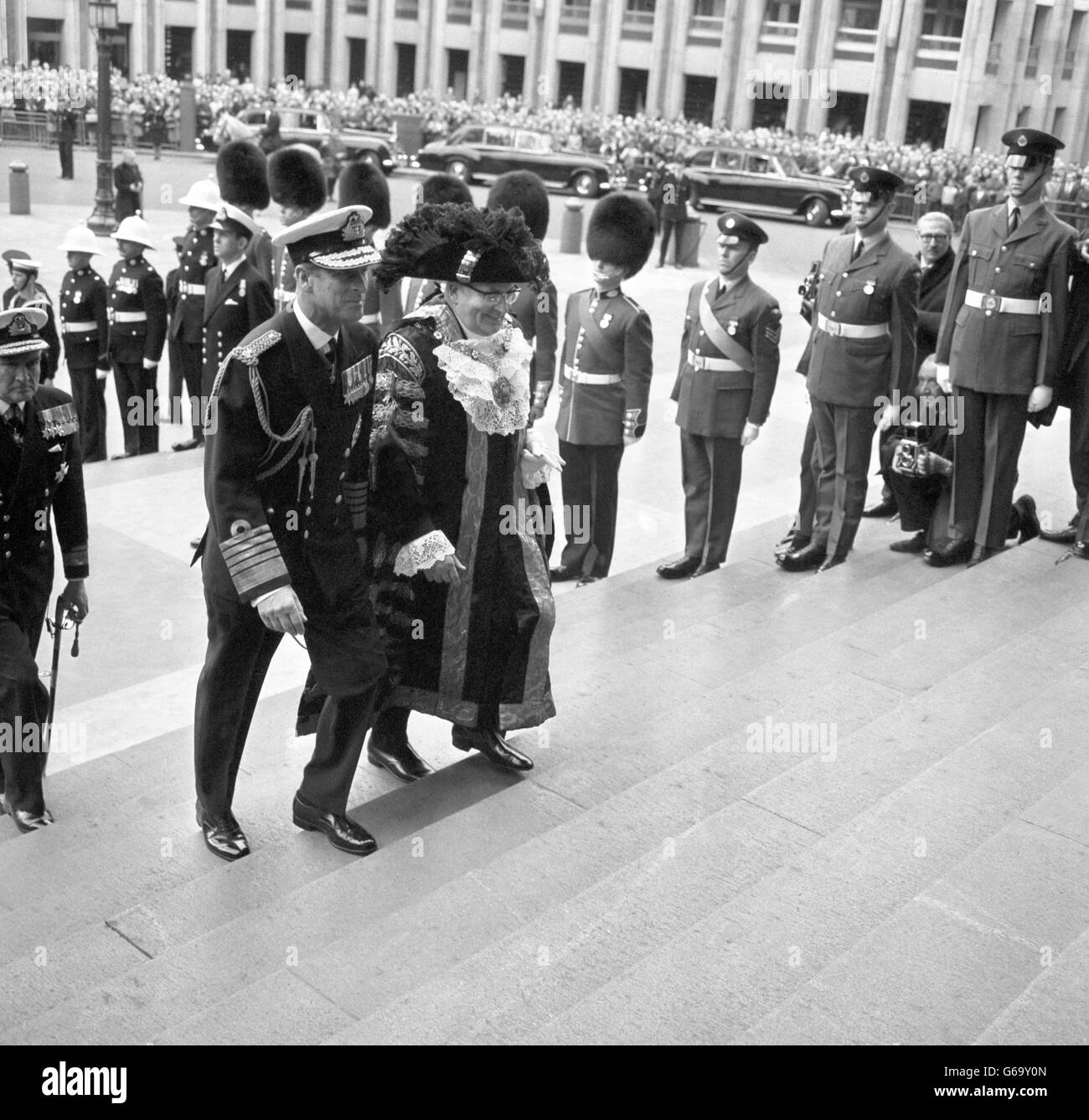 Il principe Filippo, il duca di Edimburgo, insieme al sindaco di Londra, Sir Charles Trinder, arriva per il servizio memoriale al generale Eisenhower, ex presidente degli Stati Uniti Foto Stock