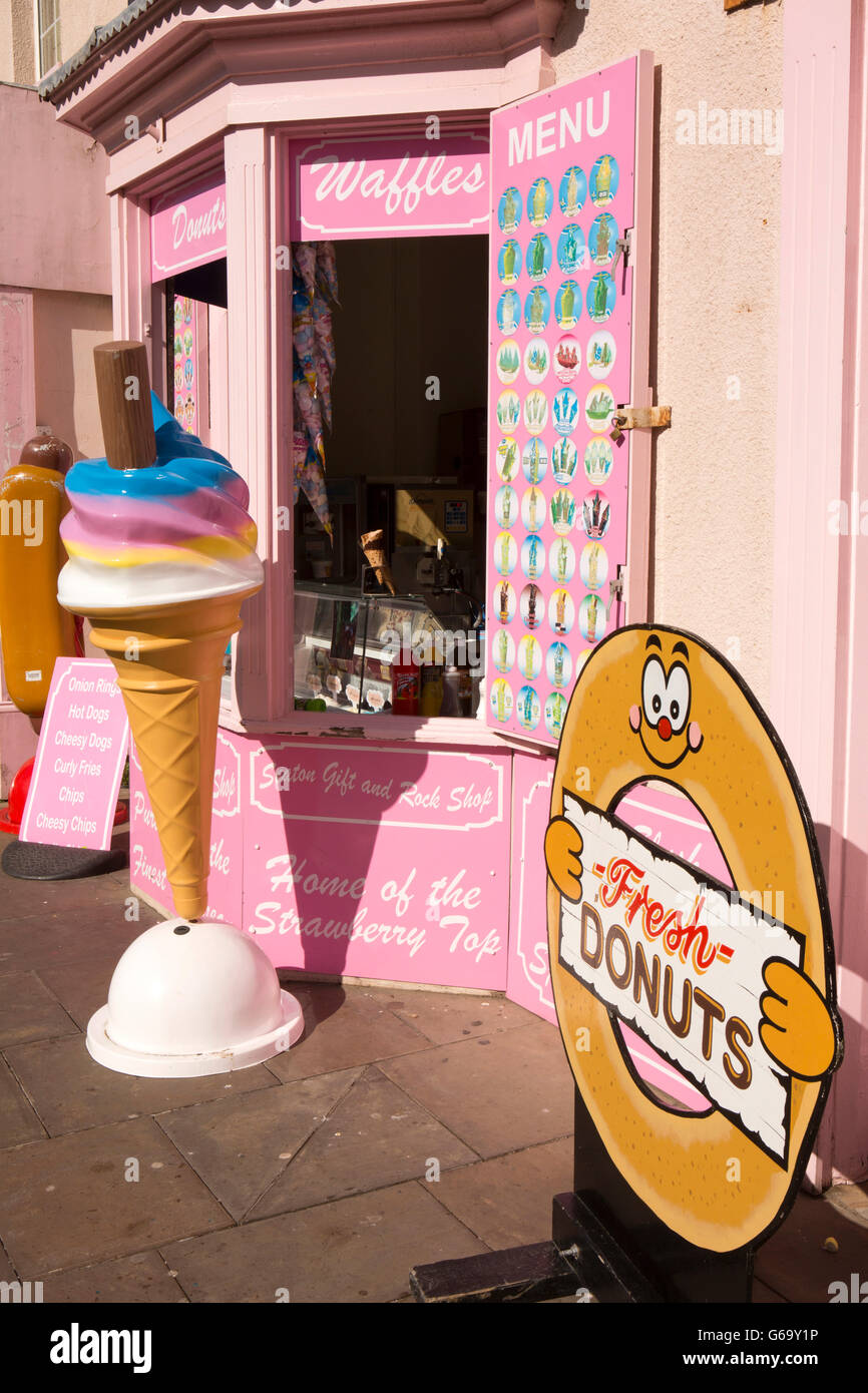 Regno Unito, County Durham, Hartlepool, Seaton Carew, dipinto di rosa mare gelato e fast food Foto Stock