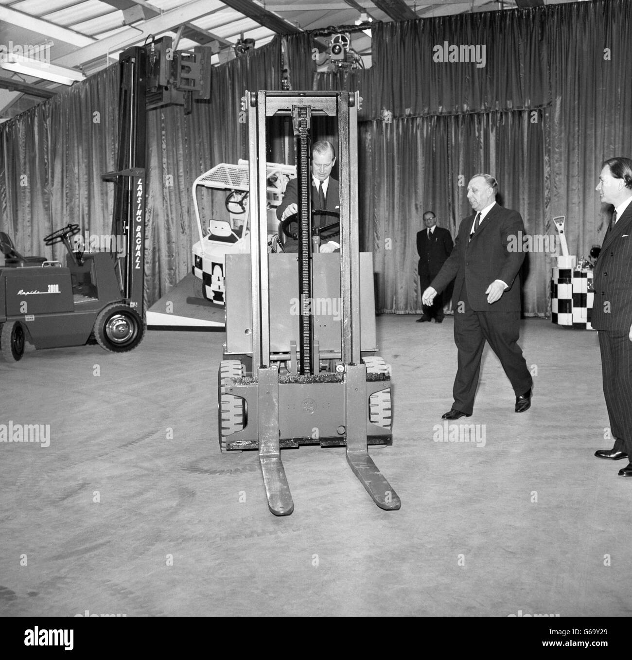 Il principe Filippo, il duca di Edimburgo, manovra un carrello elevatore che ha una capacità di sollevamento di 3000 libbre durante la visita Foto Stock