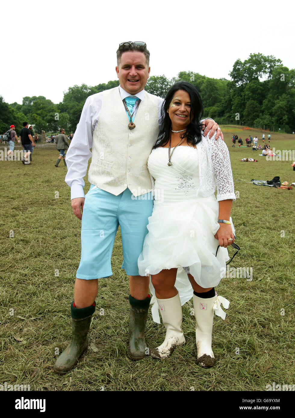 Kev Treadwell, 38 e Mel Turner, 40 che hanno partecipato in una mano cerimonia di fissaggio nel campo di guarigione al Glastonbury Festival presso l'azienda agricola degna in Somerset. Il giovane sono dovuti a sposarsi legalmente in due settimane. Foto Stock