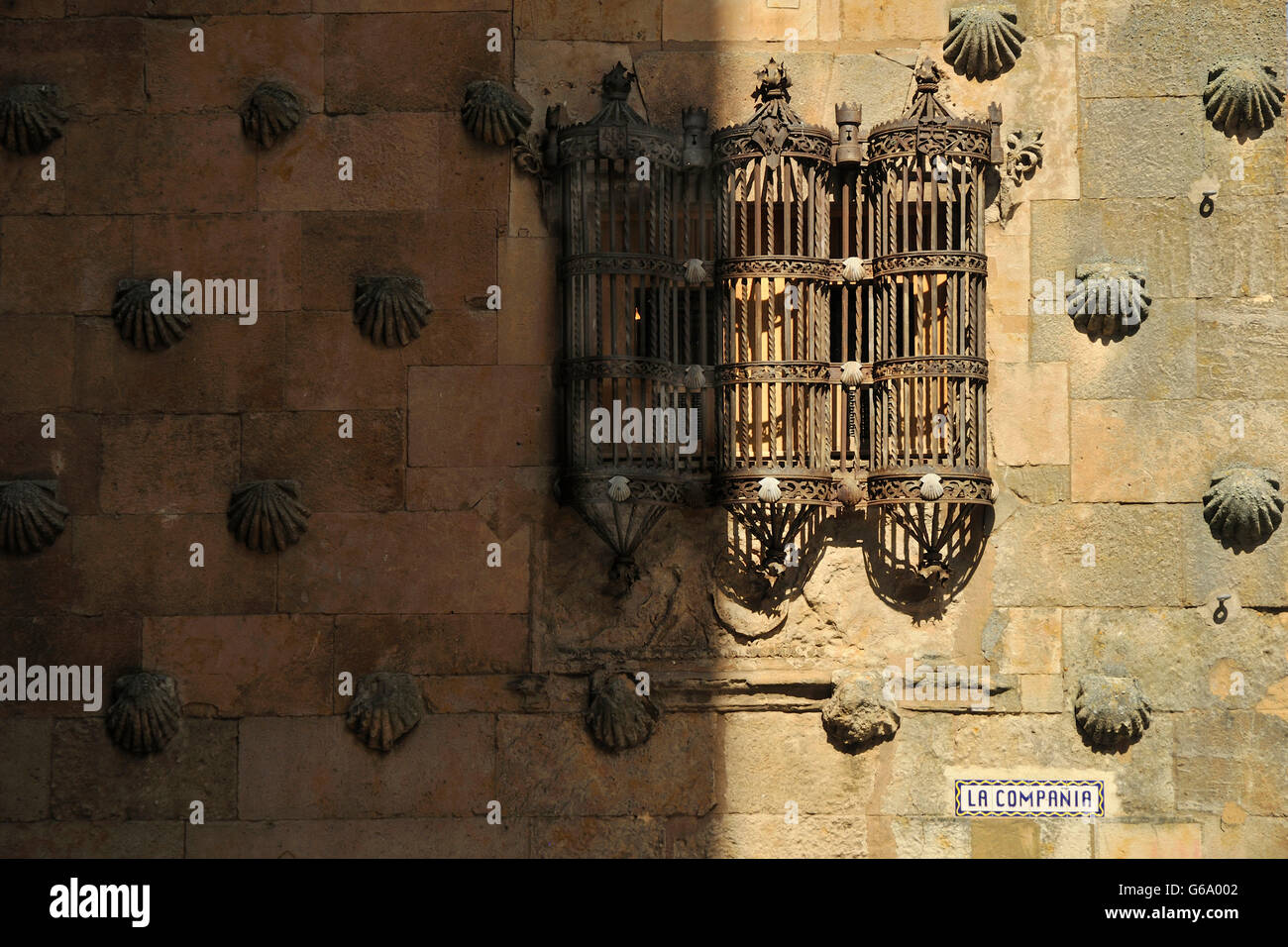 Finestra della Casa de las Conchas a Salamanca, Spagna. Foto Stock