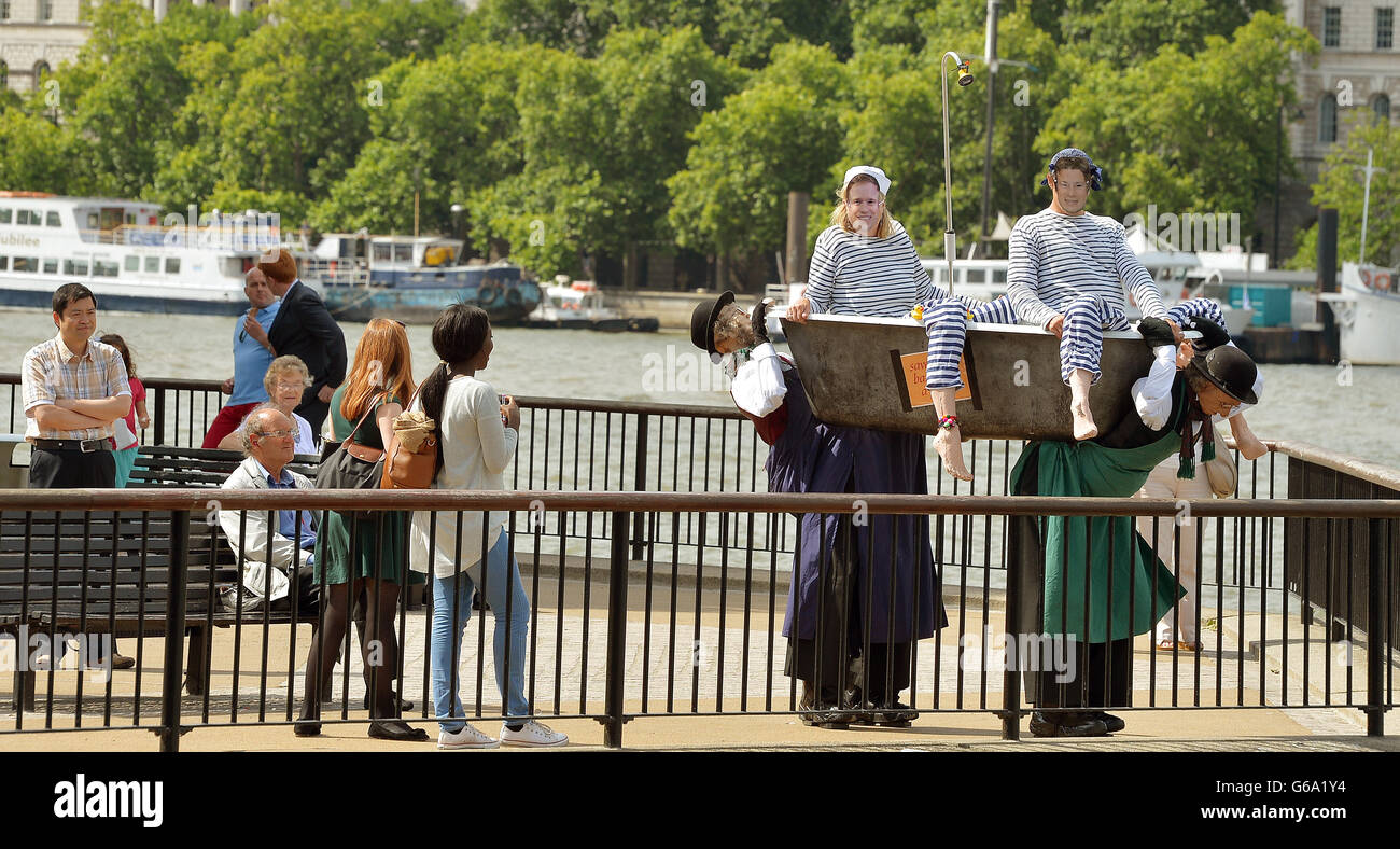 Persone che indossano maschere di Jamie Oliver, il famoso chef della TV e Olly Murs (posteriore) The Singer, che erano entrambi Essex nati e allevati ragazzi, godendo di un bagno, mentre loro tour lungo il Tamigi Riverbank nel centro di Londra, Con l'obiettivo di promuovere la Costa della loro contea ad un pubblico più ampio, nella campagna Essex Discovery. Foto Stock