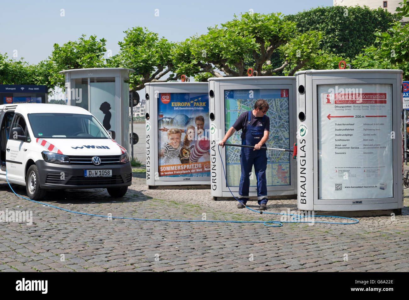 Automatizzato di parete di pannelli pubblicitari essendo lavato Foto Stock