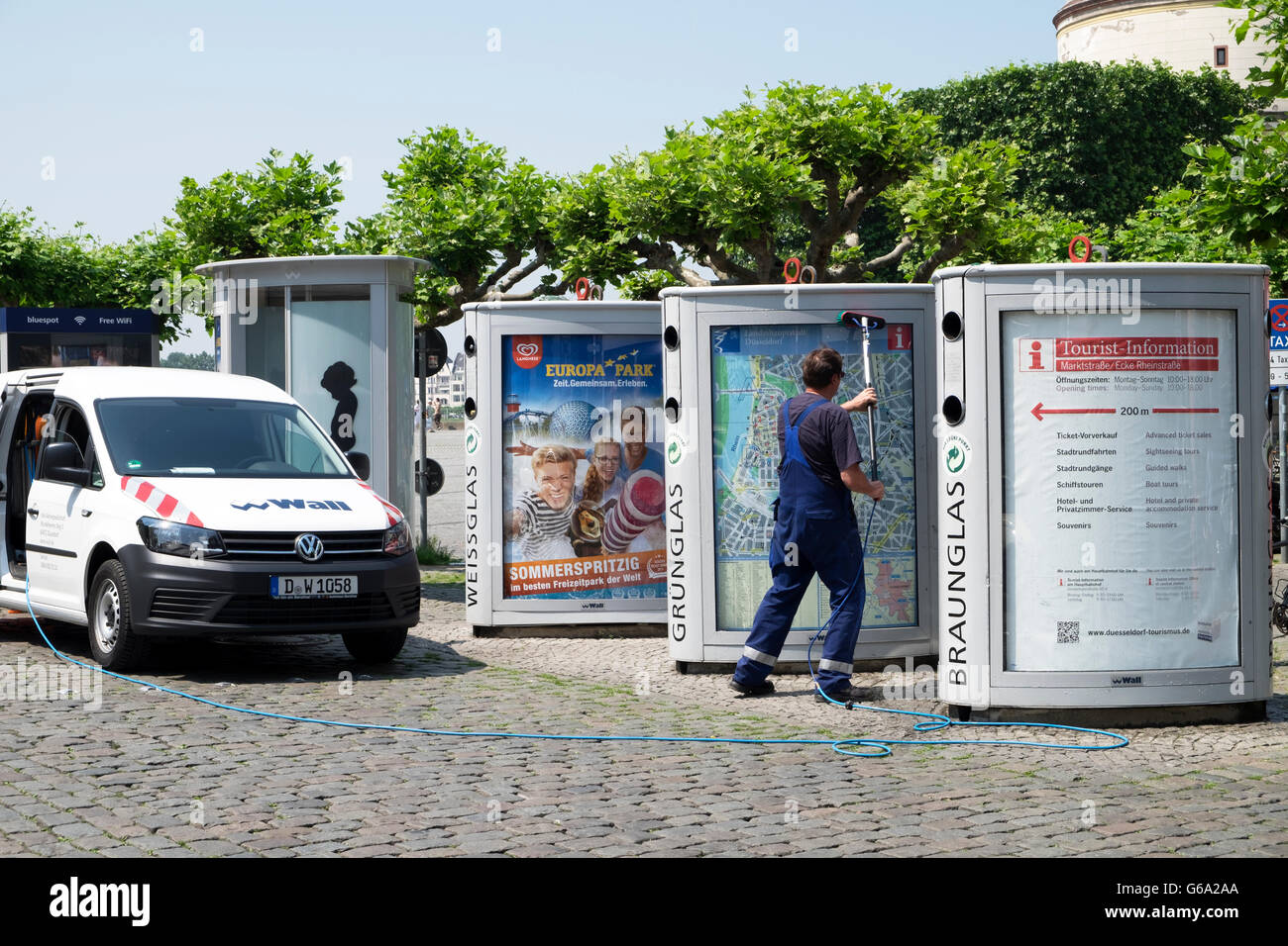 Automatizzato di parete di pannelli pubblicitari con built-in bottiglia banche, Dusseldorf, Germania. Foto Stock