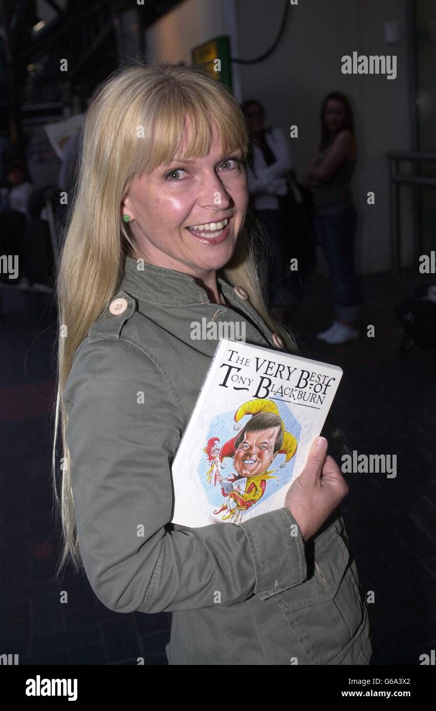 La presentatrice televisiva Toyah Wilcox con un regalo da Tony Blackburn, all'aeroporto di Heathrow prima di partire per prendere parte a una nuova serie di 'i am A Celebrity Get Me out of Here'. Foto Stock