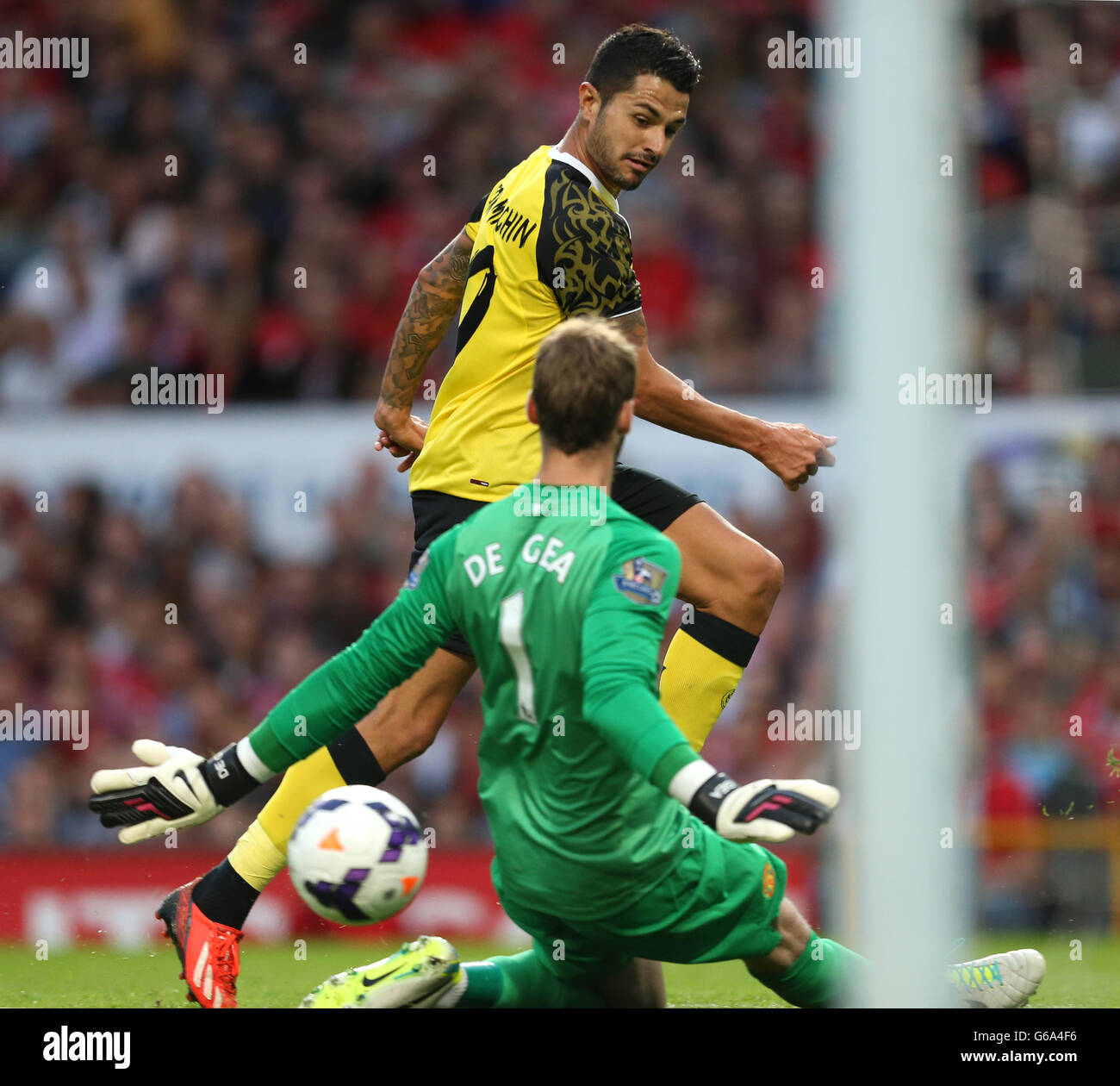 Calcio - Rio Ferdinand Testimonial - Manchester United / Sevilla - Old Trafford. Victor Machin di Siviglia segna il primo obiettivo del gioco per le sue squadre Foto Stock