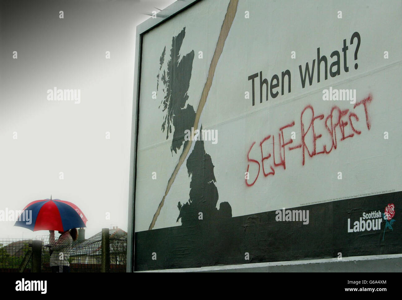 Poster delle elezioni laburista scozzesi nella città di Ardossan in vista delle elezioni locali di giovedì 1 maggio 2003. Il lavoro è in corso per una vittoria convincente sul SNP nelle elezioni di giovedì secondo due sondaggi di opinione pubblicati oggi. Il sondaggio finale del sistema NFO tre per l'Herald prevede che il primo ministro Jack McConnell s partito vincerà il 38% del primo voto - il 10% in più rispetto al SNP. Ma il sondaggio prevede che l’affluenza potrebbe essere pari al 52% confermando i timori che quasi la metà dell’elettorato rimarrà a casa. PA Foto: Maurice McDonald Foto Stock