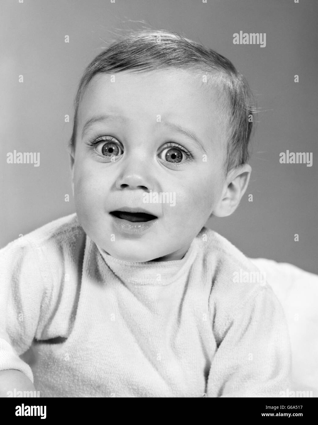 Anni sessanta BABY rendere divertente l'espressione del viso con un buon contatto visivo BOCCA APERTA CHE MOSTRA SHOCK SURPISE PAURA INCERTEZZA Foto Stock