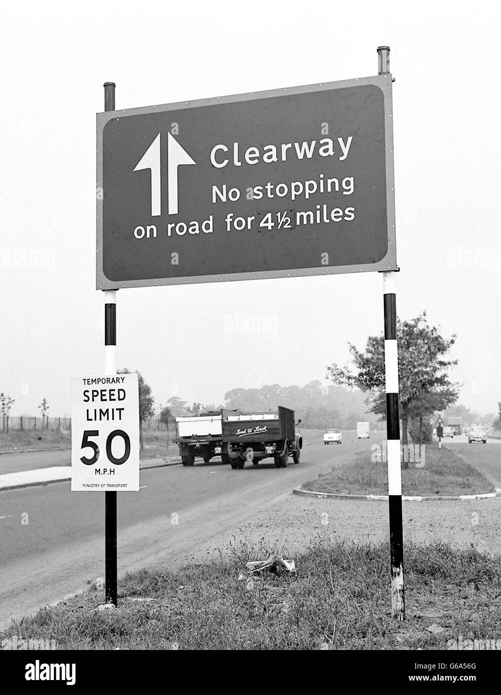 Segnaletica stradale su Western Avenue durante Whitsun. Foto Stock