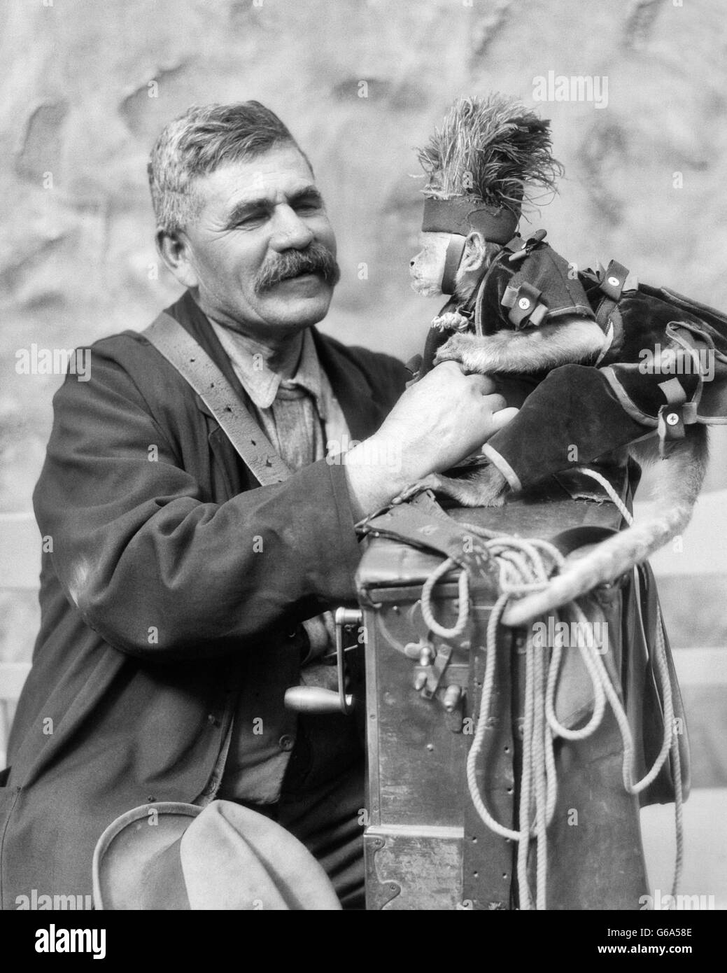 1920s STUDIO RITRATTO UOMO ORGAN GRINDER in posa con la scimmia IN COSTUME di Filadelfia in Pennsylvania USA Foto Stock