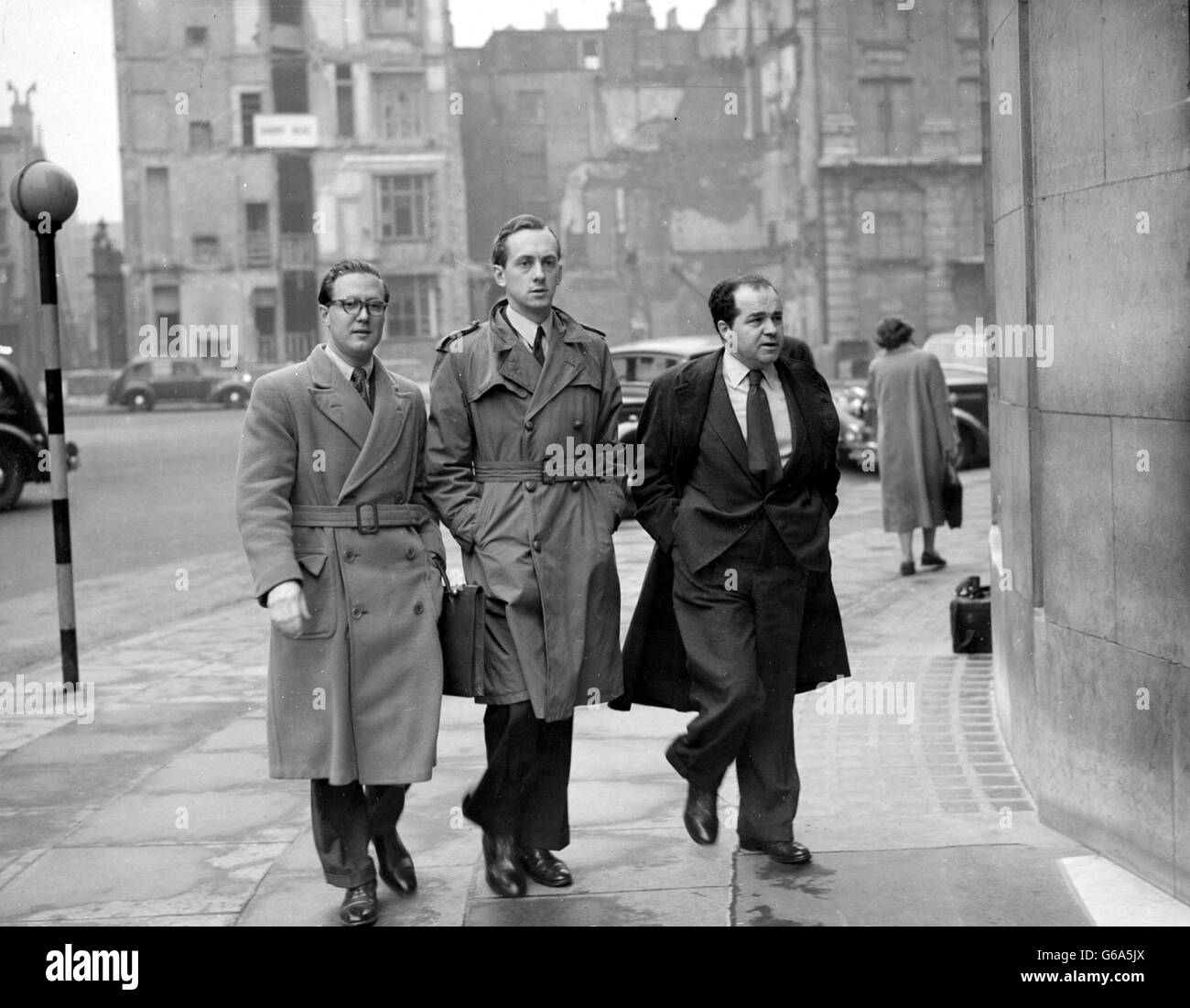 Hughie Green, il comico, era un chiamante alla Broadcasting House, Londra. Egli incontrerà la commissione d'inchiesta della BBC per le denunce di due parlamentari sulle circostanze in cui lo scorso autunno è stata tolta l'aria la mostra di talento del signor Green 'Opportunity knows?. Immagini: MR Hughie Green (al centro) che arriva a Broadcasting House, con lui sono MR John Beard (indossare occhiali) e MR James Coghill. Foto Stock