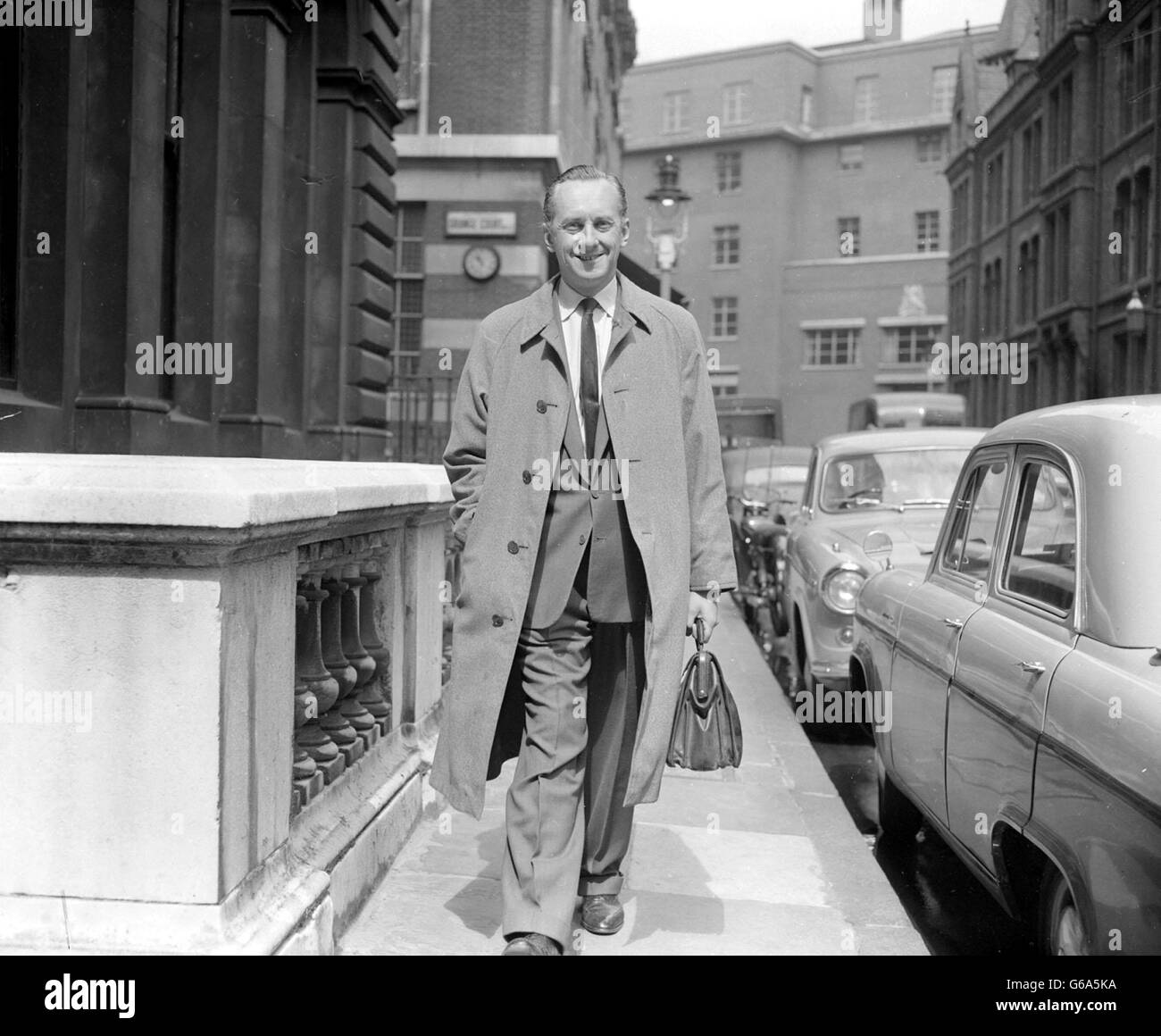 La compere televisiva Hughie Green, 38 anni, arriva al tribunale fallimentare di Londra per l'audizione della sua domanda di discarico, originariamente interrotta da aprile. Una domanda di riapertura dell'esame pubblico, anch'essa sospesa ad aprile, è stata presentata anche a eb Heard, il signor Green, che aveva ricevuto un ordine nei suoi confronti nel 1956, ha attribuito la sua mancata perdita di un ricorso da lui proposto contro la BBC e altri sei. Il ricorso ha presunto complotto per impedirgli di lavorare con la BBC. Foto Stock