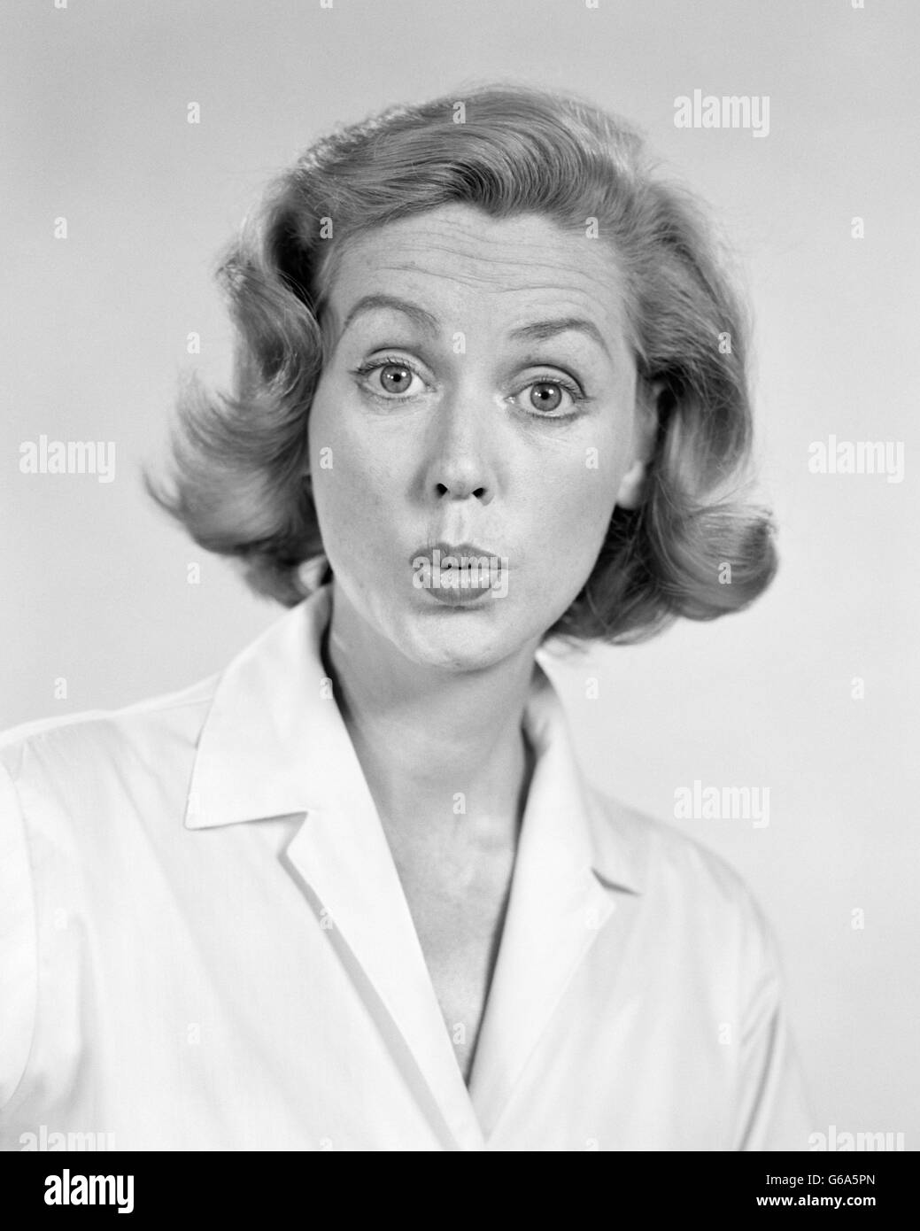 Anni Cinquanta anni sessanta ritratto DONNA CON scioccato sorpreso espressione facciale Foto Stock