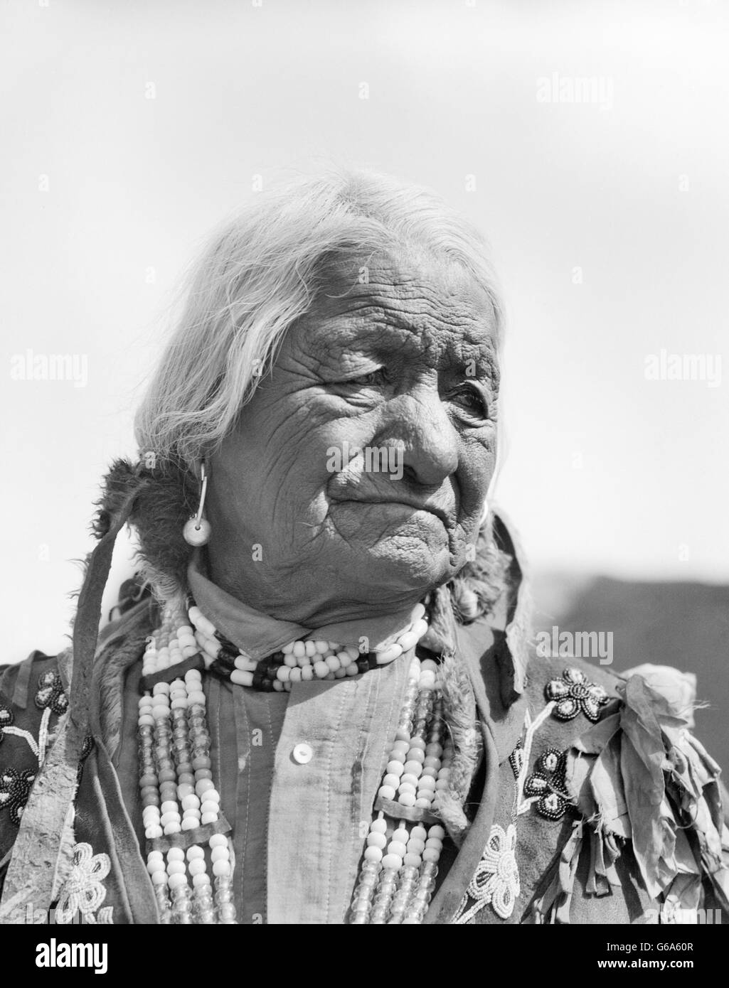 1930s ritratto anziani dai capelli bianchi Native American Indian uomo indossa collana di perle di SANTA CLARA PUEBLO NEL NUOVO MESSICO USA Foto Stock