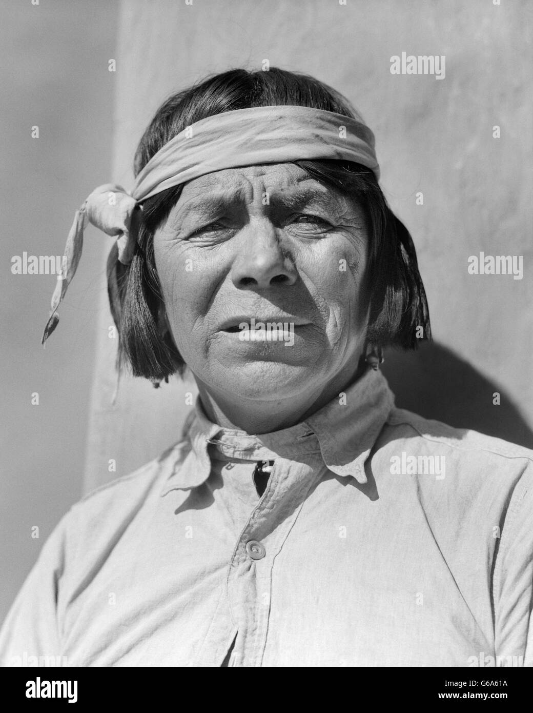 1930s ritratto Native American uomo guardando la telecamera SAN ILDEFONSO PUEBLO NEL NUOVO MESSICO USA Foto Stock