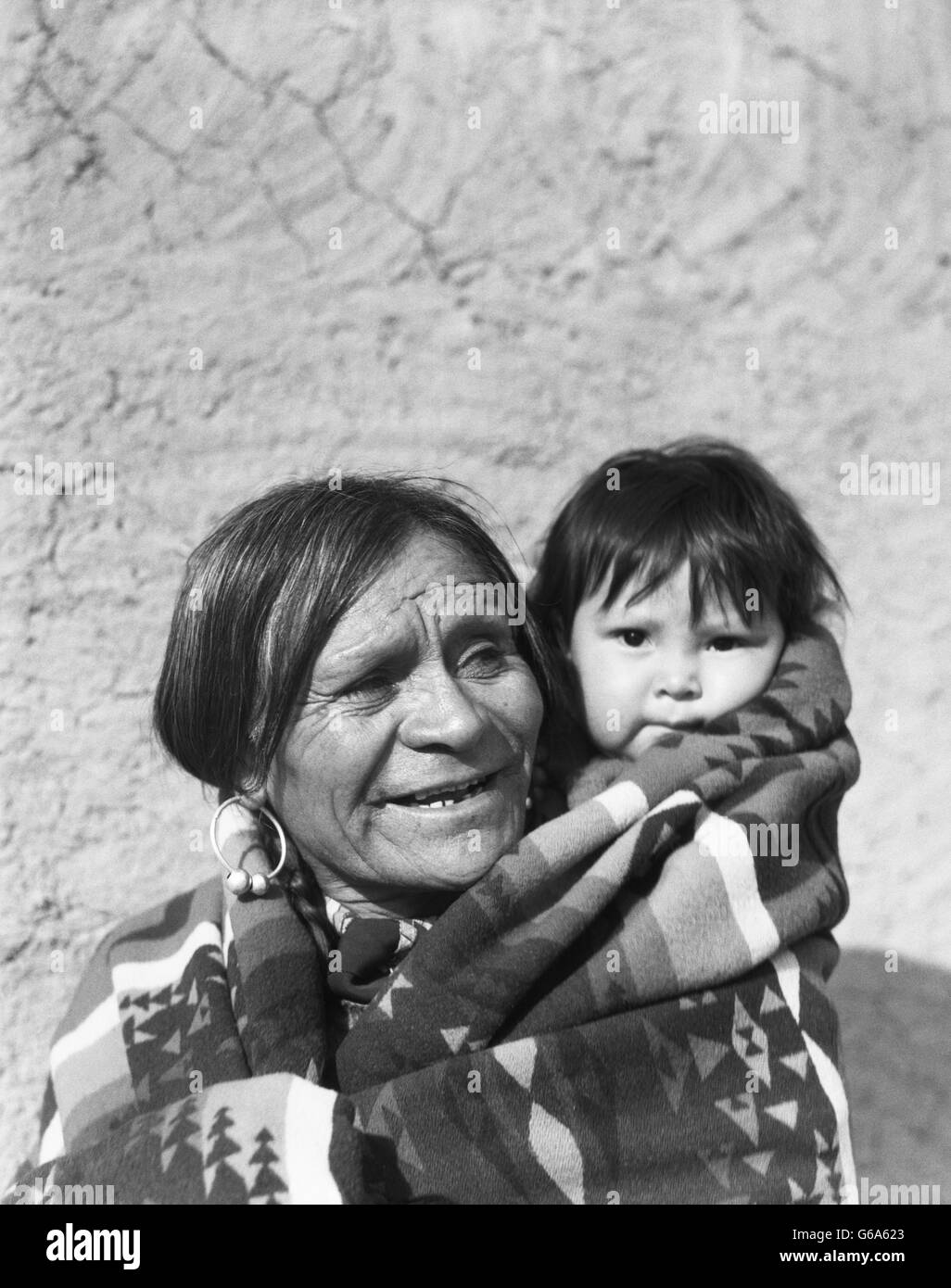 1930s sorridente Native American uomo nonno con il nipote BAMBINO SAN ILDEFONSO PUEBLO NEL NUOVO MESSICO USA Foto Stock