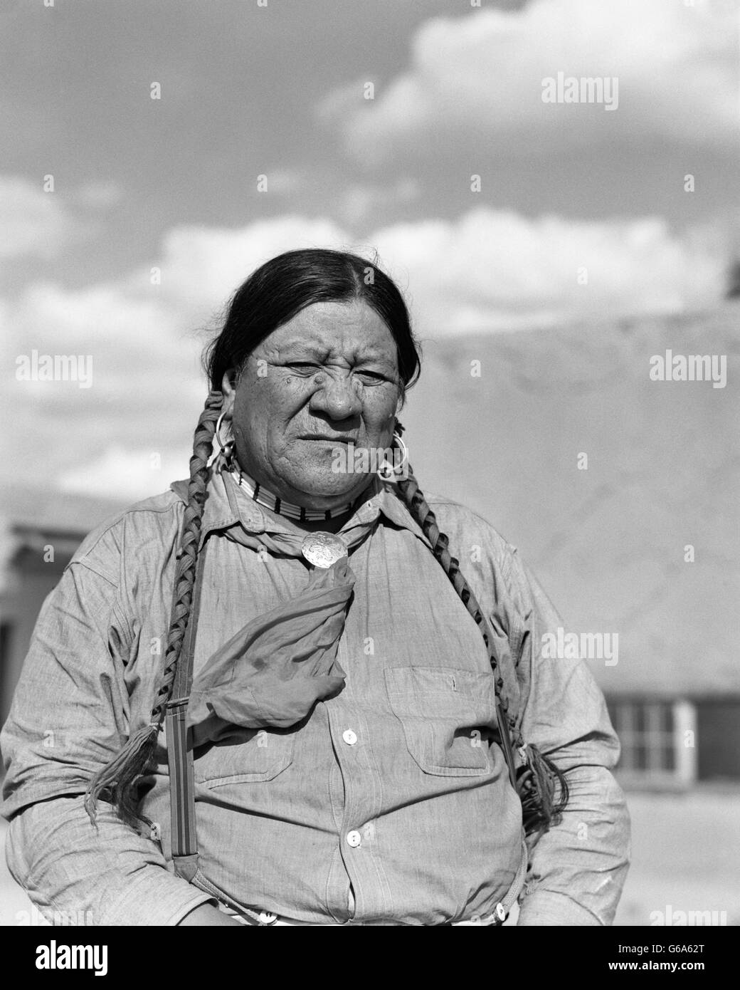 1930s ritratto grave Native American Indian uomo SAN ILDEFONSO PUEBLO NEL NUOVO MESSICO USA Foto Stock
