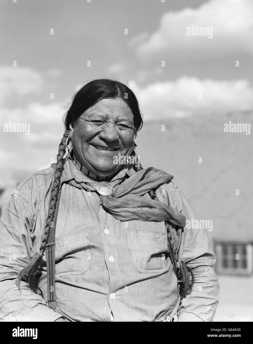 Negli anni trenta ritratti sorridenti Native American Indian uomo guardando la telecamera SAN ILDEFONSO PUEBLO NEL NUOVO MESSICO USA Foto Stock