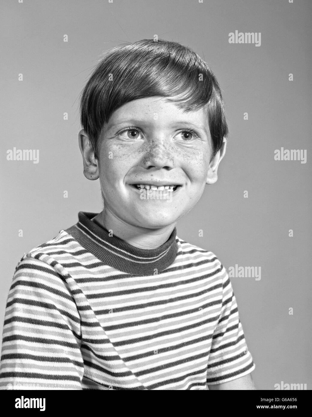 Anni sessanta sorridente ritratto ragazzo indossa STRIPED TEE SHIRT Foto Stock
