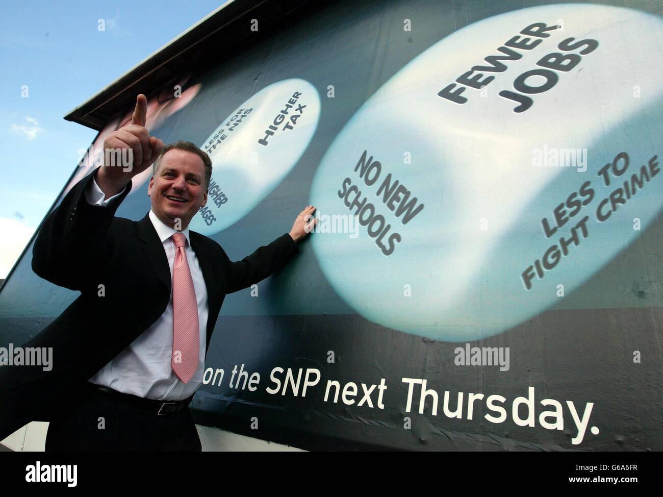 Primo Ministro Jack McConnell al lancio a Glasgow di una nuova campagna per i poster del Partito laburista destinata ai potenziali elettori SNP. * con meno di 48 ore da trascorrere prima che inizi il sondaggio, i capi laburisti insistevano che c'era "un rischio reale" di una bassa affluenza alle urne che consentiva all'SNP di vincere con "la porta di ritorno". Nelle ultime ore frenetiche della campagna, il Labor si batteva pesantemente sulla salute e sui trasporti. Foto Stock