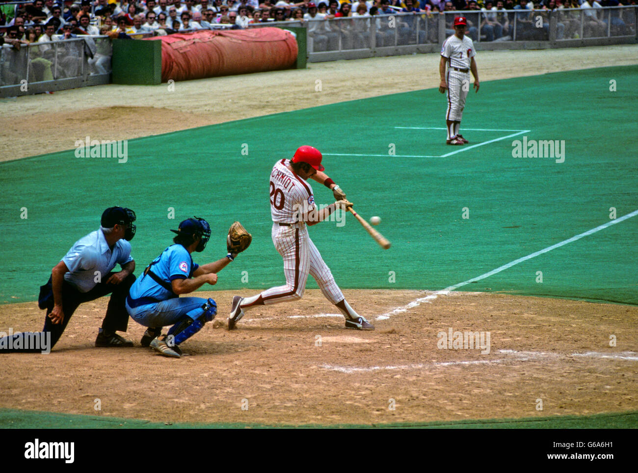 Anni ottanta MIKE SCHMIDT NUMERO 20 BATTING PHILLIES e Chicago Cubs Baseball gioco Veteran's Stadium di Philadelphia PA USA Foto Stock