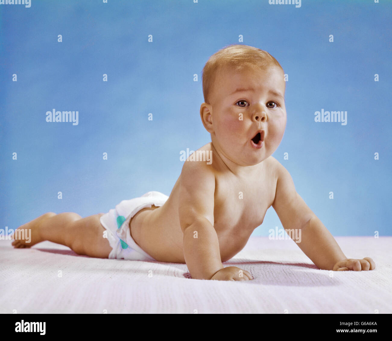 Anni sessanta BABY divertente con espressione facciale facendo spinta in su Foto Stock