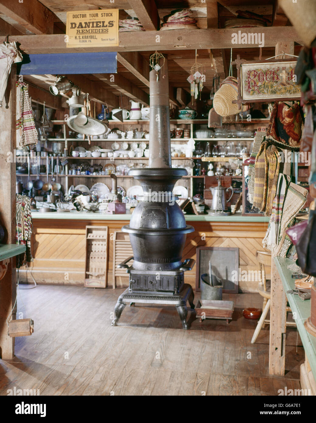 Anni sessanta INTERNO DEL PAESE NOSTALGICO STORE PER LANDIS VALLEY FARM MUSEUM PA USA Foto Stock