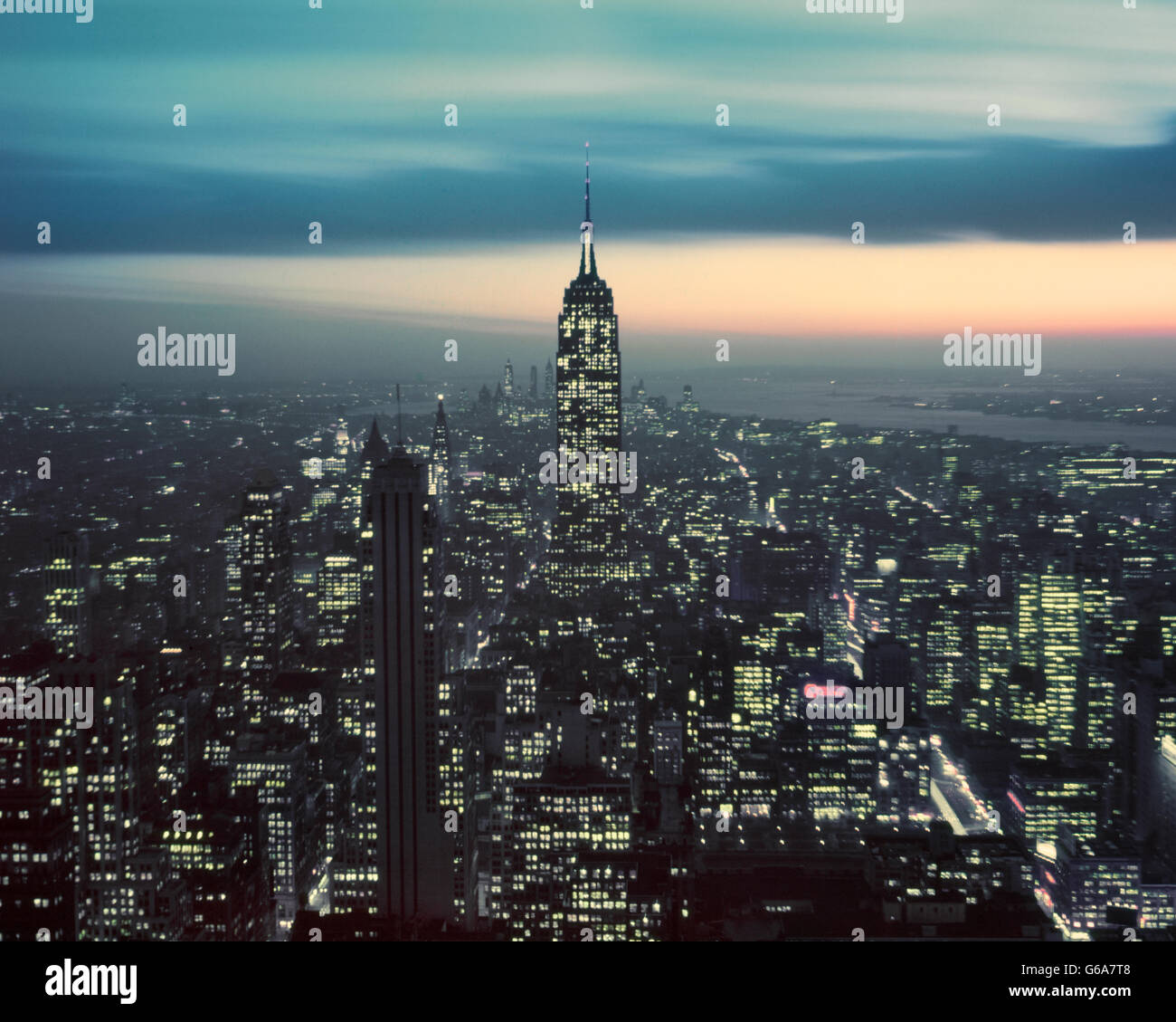 Degli anni Cinquanta vista notturna di Empire State Building e la parte inferiore di Manhattan guardando verso sud dalla RCA BUILDING DI NEW YORK CITY STATI UNITI D'AMERICA Foto Stock