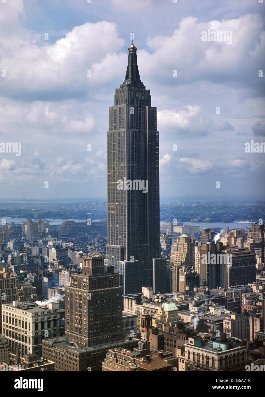 Anni Cinquanta Empire State Building torreggia su i suoi vicini su 34TH STREET Midtown Manhattan New York STATI UNITI D'AMERICA Foto Stock