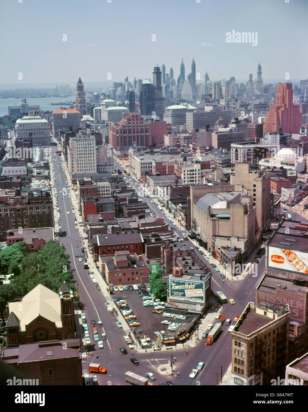 Degli anni Cinquanta vista aerea di DOWNTOWN BROOKLYN PRESI DA WILLAMSBURG SAVINGS BANK TETTO MANHATTAN VISTO IN BACKGROUND Foto Stock
