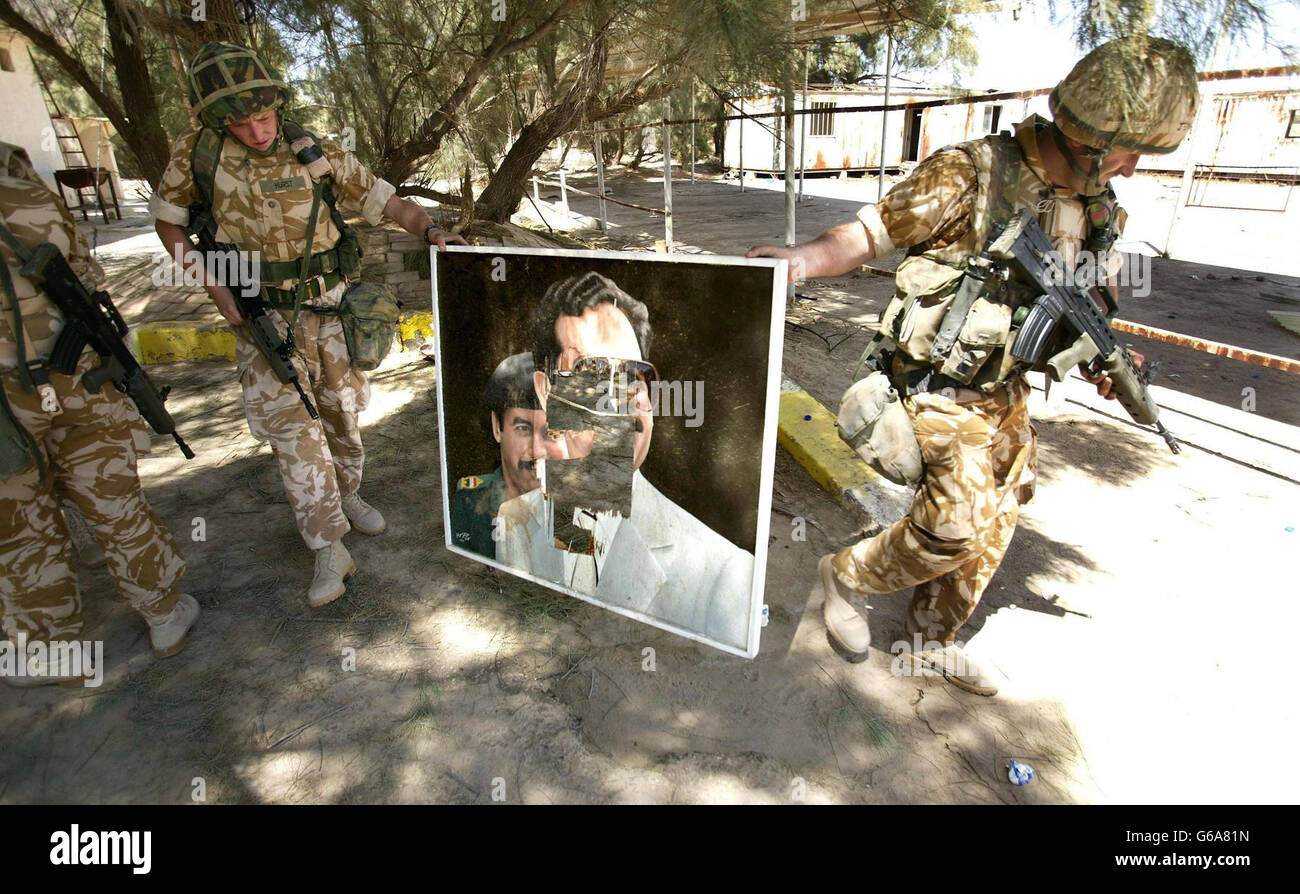 Foto rilasciata giovedì 3 aprile 2003, di soldati britannici parte 2CS reggimento RLC, dopo aver trovato un ritratto defaced nei terreni della residenza di cugino di Saddam Hussain, Ali Hassan al Majid, noto anche come 'Chemical Ali', * ... dopo la gente locale saccheggiata la casa vicino a Basra. PA Foto: DaN Chung/il Guardiano/MOD Pool. Foto Stock