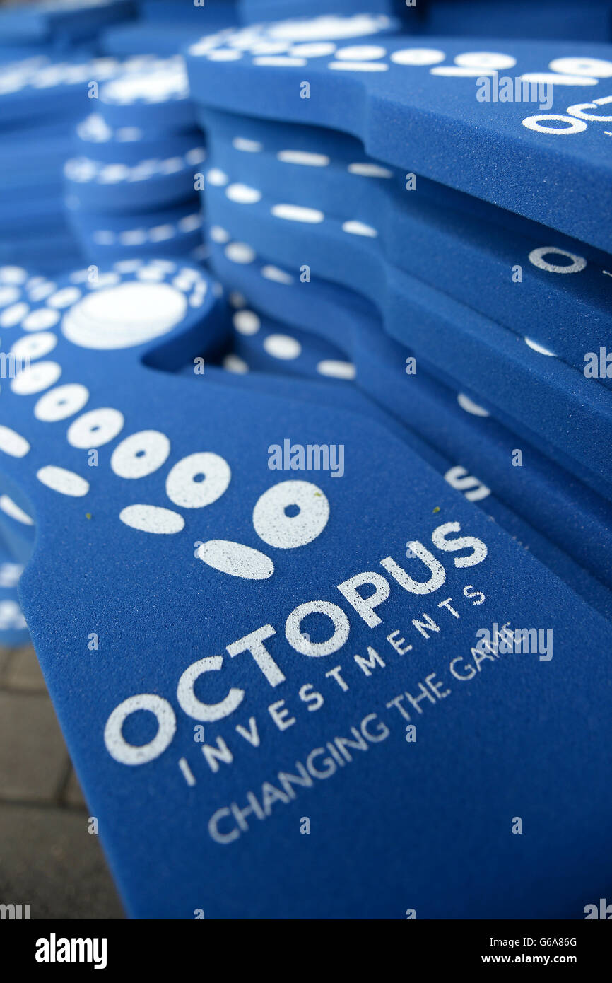 Cricket - Friends Life T20 - South Group - Surrey / Kent Spitfire - The Kia Oval. Novità mani in schiuma pronte per essere consegnate Foto Stock