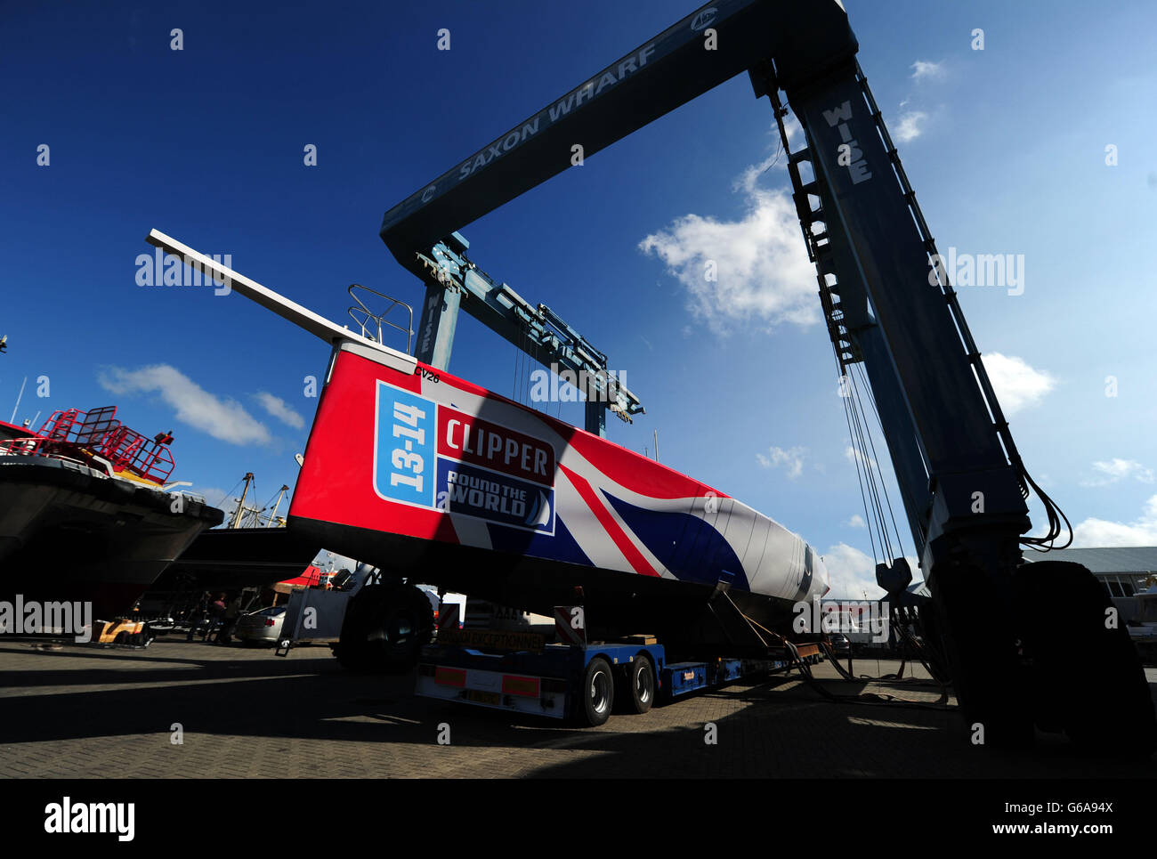 Uno yacht Clipper è issato sul retro di un camion in preparazione per un viaggio a Londra, Southampton, Hampshire. Foto Stock