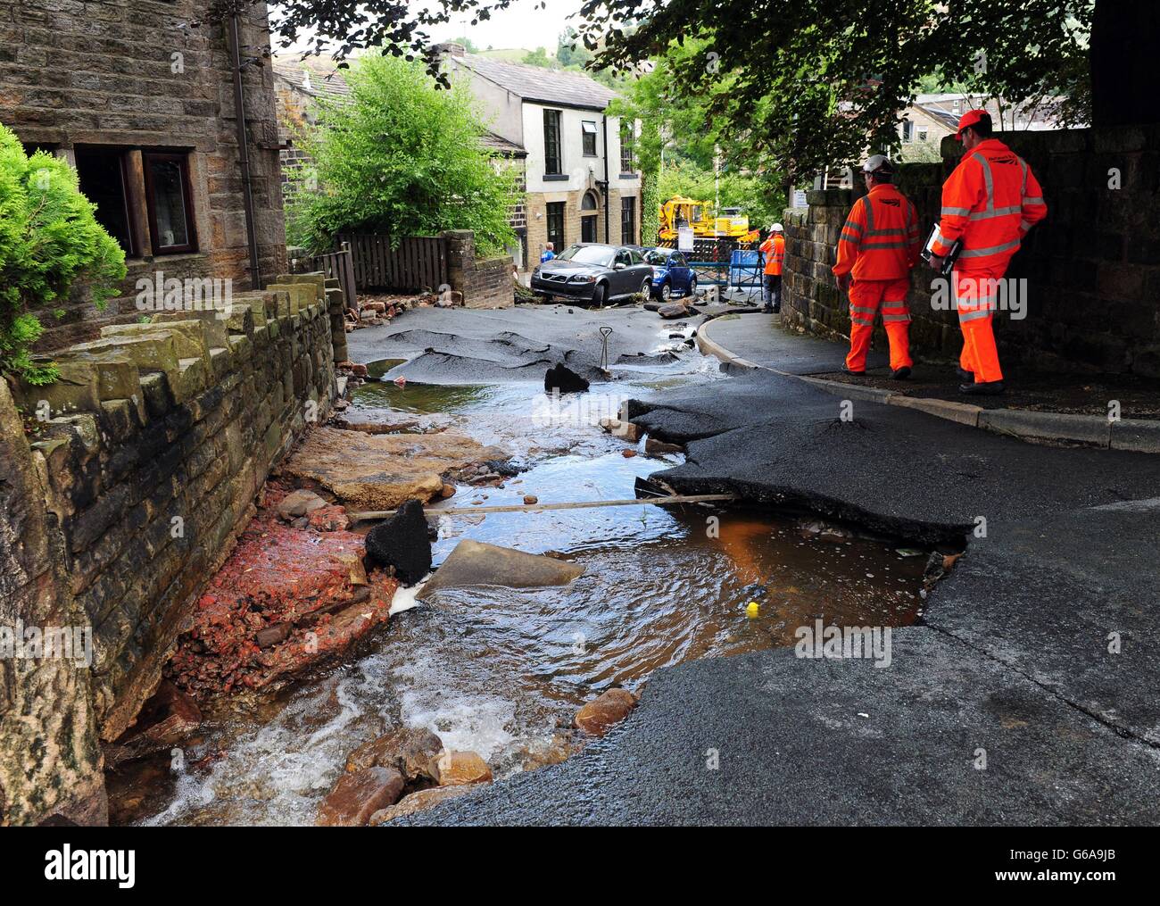 Gli ingegneri esaminano i danni causati dalle inondazioni a Walsden, vicino a Todmorden, West Yorkshire. Foto Stock