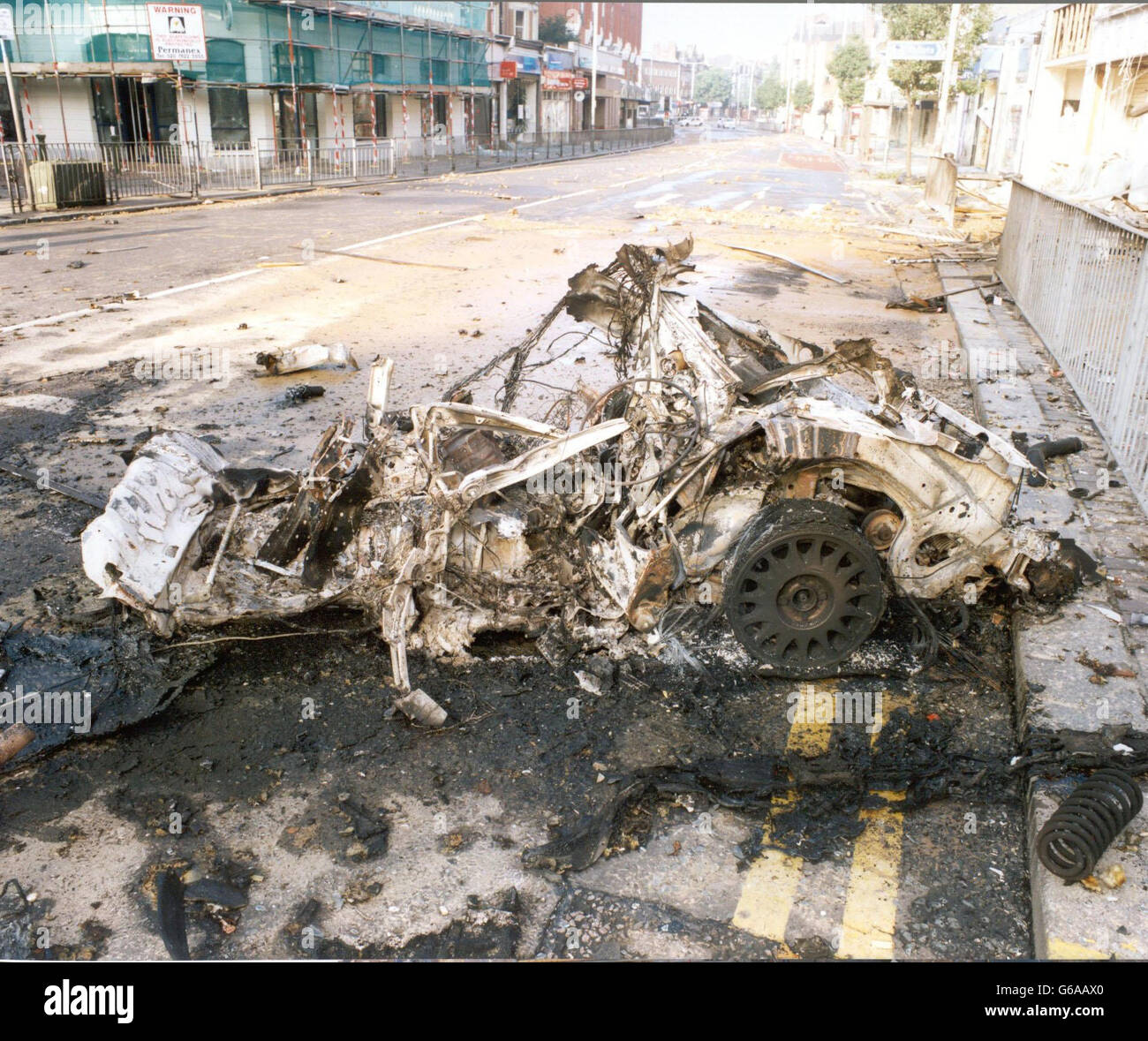 SOLO PER USO EDITORIALE : Scotland Yard raccogliere foto pubblicato il 8/4/03 del naufragio dell'auto a seguito dell'esplosione della bomba a Ealing, Londra occidentale. * ... Tre terroristi irlandesi sono stati condannati all'Old Bailey per aver tracciato una vera campagna di bombardamento IRA in Gran Bretagna - mettendo a rischio la vita e danneggiando gravemente la proprietà. Sono stati i frontliner in una cospirazione responsabile degli attacchi di automobile intrappolata su tre centri occupati il sabato sera durante 2001. Il primo è stato sul centro televisivo della BBC a marzo, poi a Ealing Broadway, Londra occidentale, in agosto e infine a Smallbrook, Queensway, Birmingham in novembre. Foto Stock